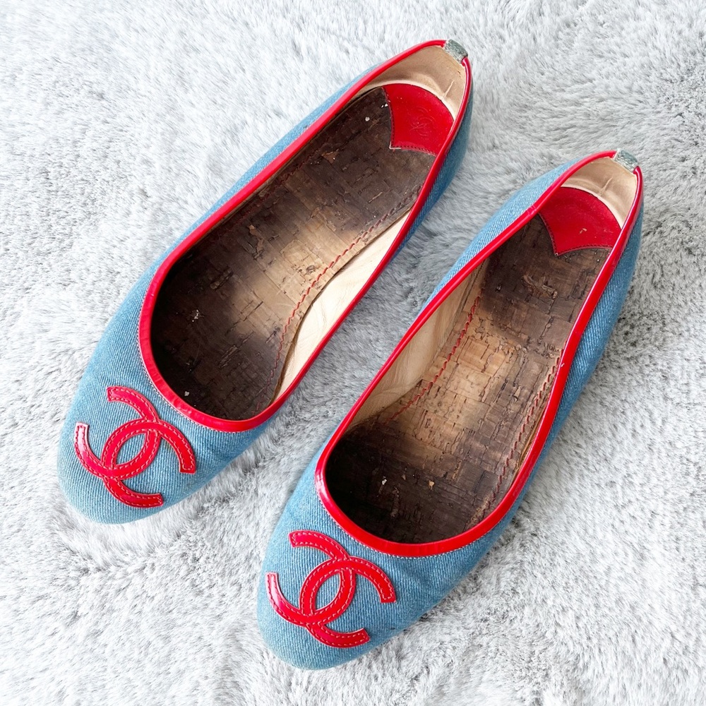 CHANEL 2008 Blue Denim Ballet Flats with Red Patent Leather Lining / Logo